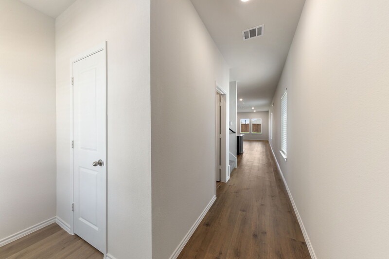 6207 Shearwater Rd - Living Room
